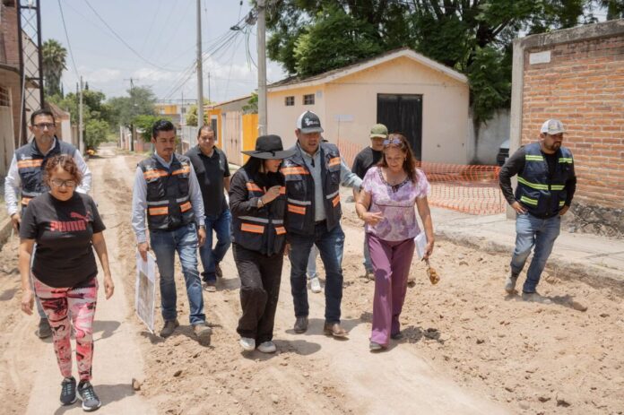 Roberto Cabrera supervisa rehabilitación de calle en Santa Cruz Nieto, SJR