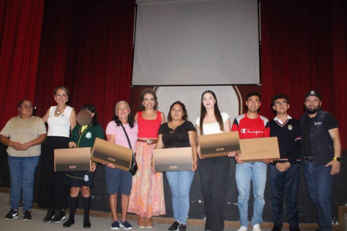 Realizan cuarta entrega de computadoras a familias de SJR mediante el programa “Uniendo Voces”