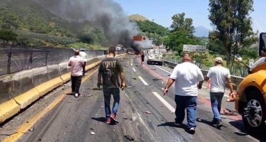 Tráiler sin frenos arrasa con zona de accidente en Plan de Barrancas; hay 10 muertos