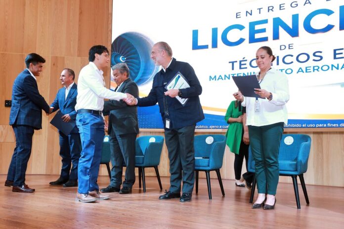 Entregan licencias a 31 técnicos aeronáuticos del CONALEP para integrarse a la industria aeroespacial