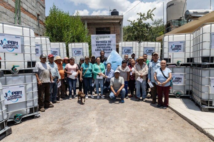 Entrega JAPAM contenedores de agua a familias de La Llave; respaldan a sistemas independientes