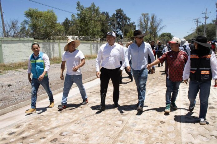 Rehabilitan acceso a La Estancia mediante recaudación vecinal en San Juan del Río