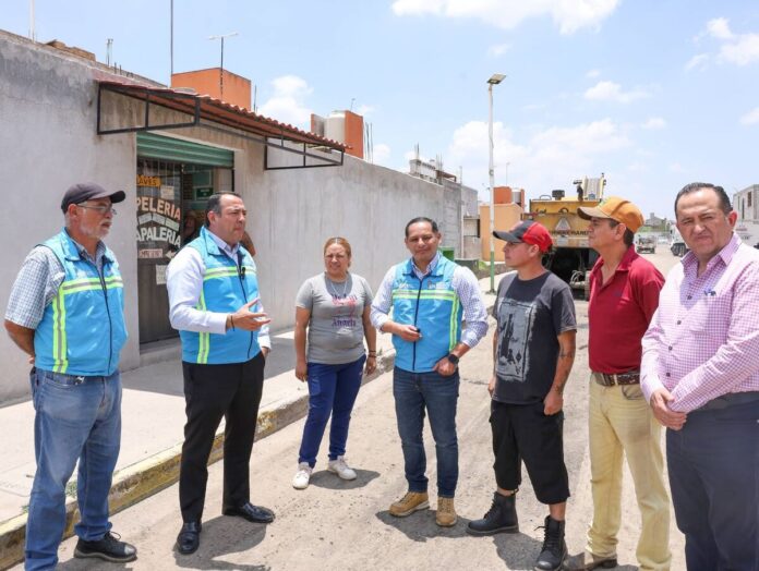 Supervisa Roberto Cabrera trabajos de reencarpetado en Fraccionamiento La Esmeralda