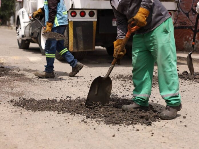 Realizan obras de bacheo, alumbrado y recolección de tiliches en La Estancia, SJR