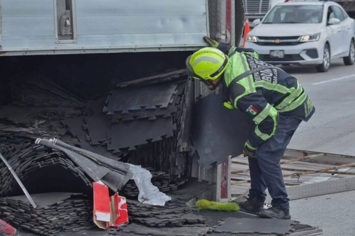 Camioneta vuelca en la carretera 57 con rumbo a Querétaro