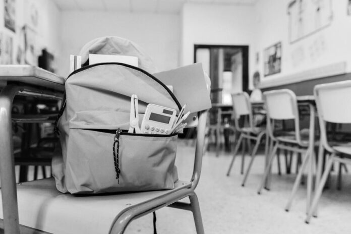 Policía investiga intoxicación de alumnas en secundaria de Monterrey