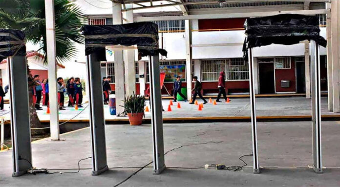 Instalarán arcos detectores en 380 secundarias de Querétaro tras agresión