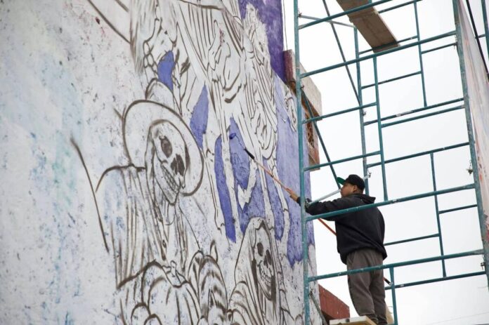 Alistan mural de Día de Muertos en calle Hidalgo de San Juan del Río