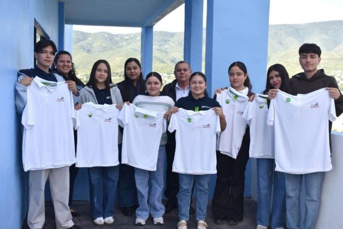 Diez alumnos de Asesor Financiero entran al modelo dual en Jalpan