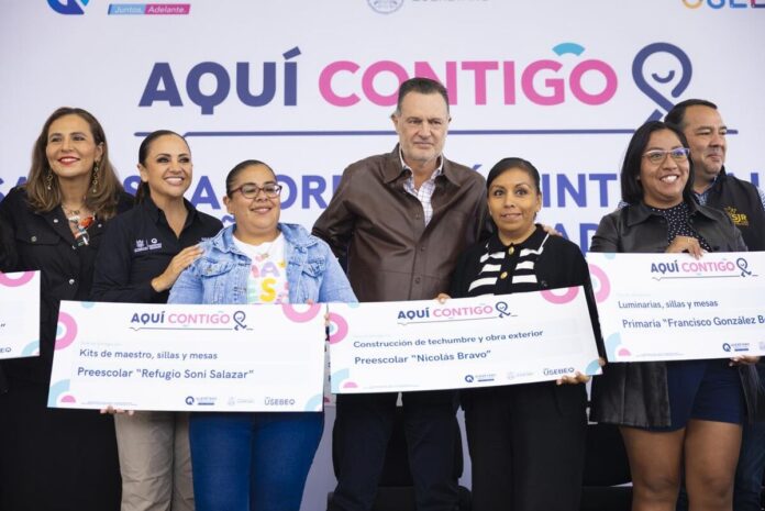 Entregan arcotecho y mobiliario escolar en San Juan del Río