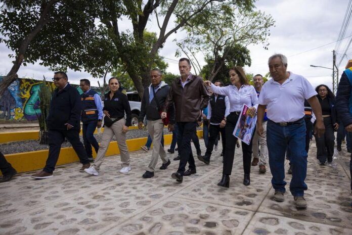Entregan colector pluvial y pavimento en San Juan del Río