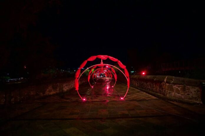 Iluminan de rosa el Puente de la Historia en San Juan del Río