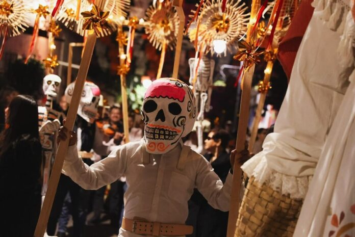 Inauguran altar monumental de Día de Muertos en Tequisquiapan