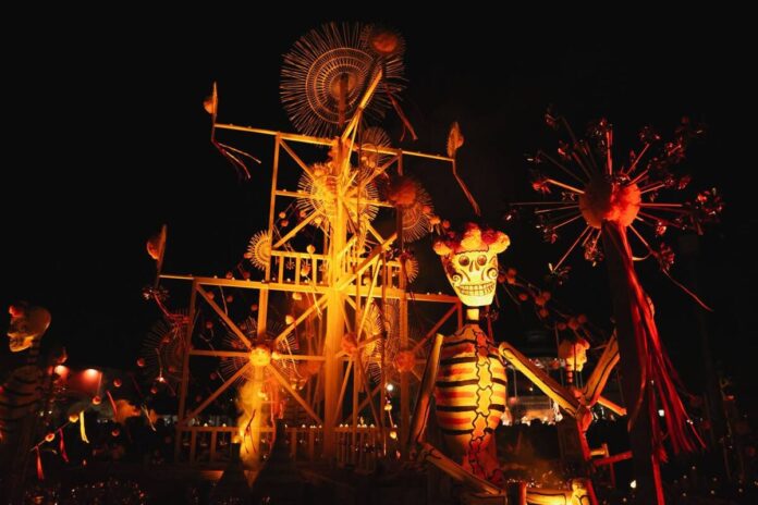 Inauguran altar monumental de Día de Muertos en Tequisquiapan