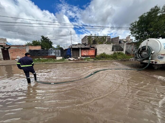 JAPAM envía pipas de desazolve a Pueblo Quieto por taponamientos