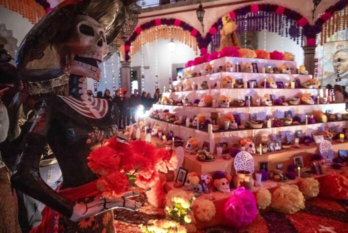 Kuri inaugura el altar “Dulces Recuerdos” en Palacio de Querétaro