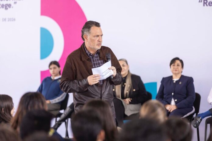 Previenen adicciones en secundarias de Querétaro con Voces del Cambio