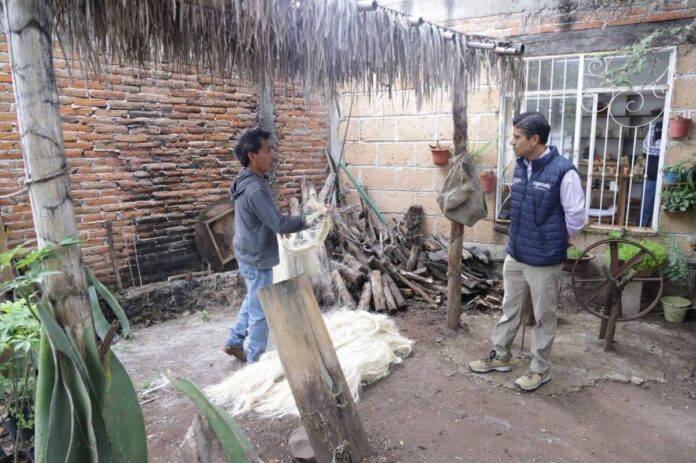 SEDESOQ visita talleres de cerámica e ixtle en Villa Progreso