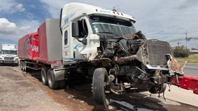 Tráiler impacta camioneta y provoca volcadura en San Juan del Río